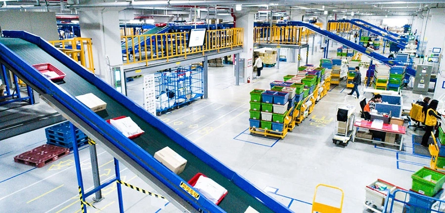 쿠팡 물류센터 내부에서 포장된 상품이 컨베이어벨트를 타고 내려온다. (출처: 쿠팡 뉴스룸)